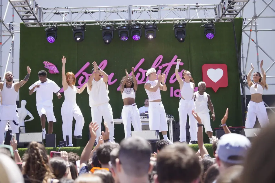 Lola Lolita junto a un grupo de bailarines.