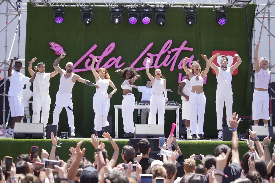 Lola Lolita junto a un grupo de bailarines.