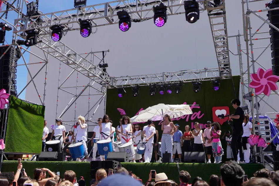 Grupo de personas con tambores sobre un escenario.