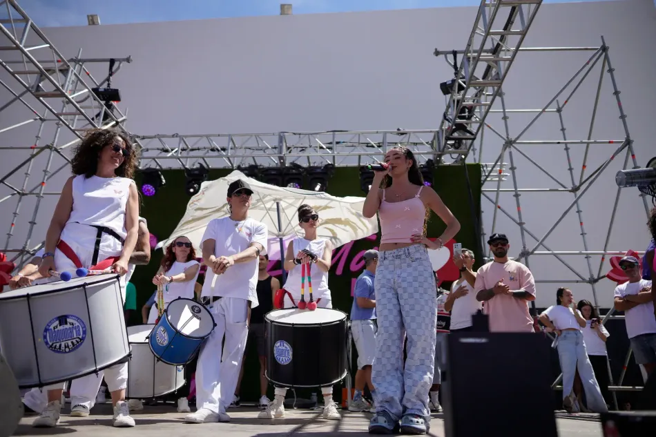 Lola Lolita en un escenario cantando.