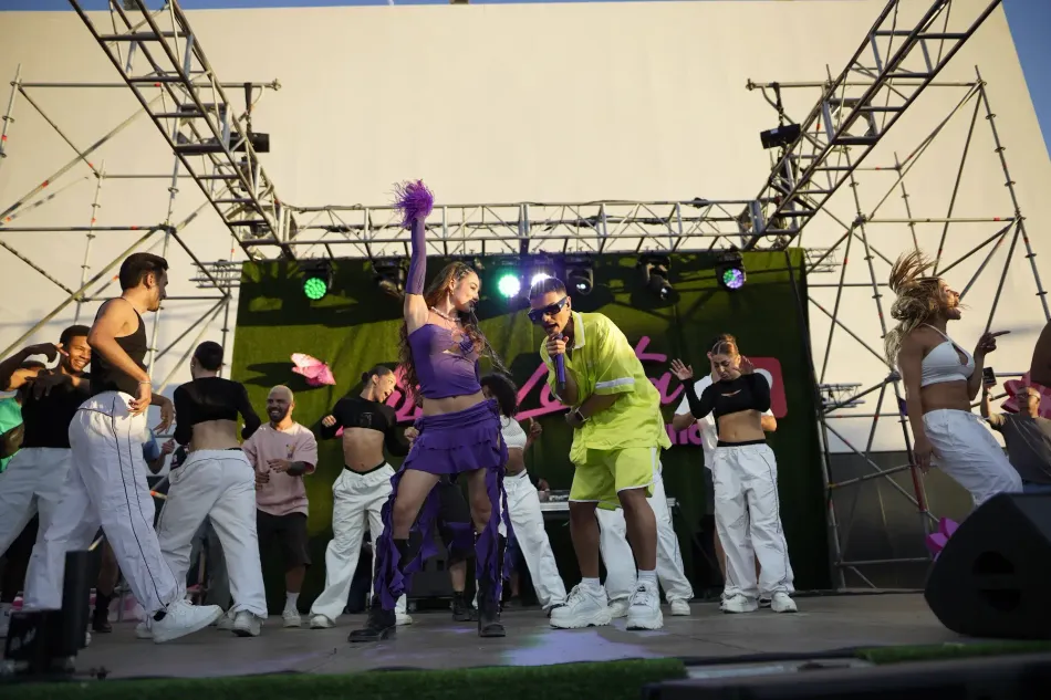 Lola Lolita en un escenario bailando junto a Abraham Mateo cantando.