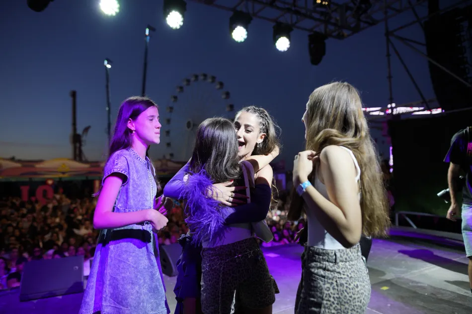 Lola Lolita dándose un abrazo con sus fans.