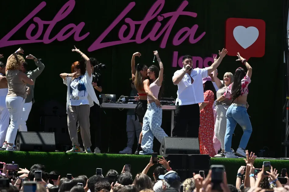 Lola Lolita cantando y bailando junto a otras personas.