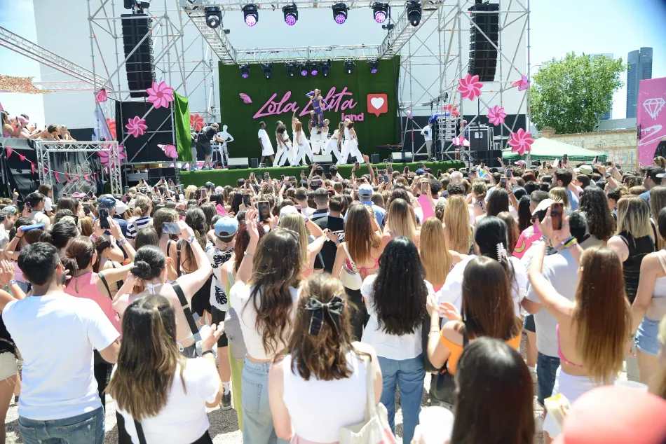 El público mirando la coreografía de Lola Lolita junto a su grupo.