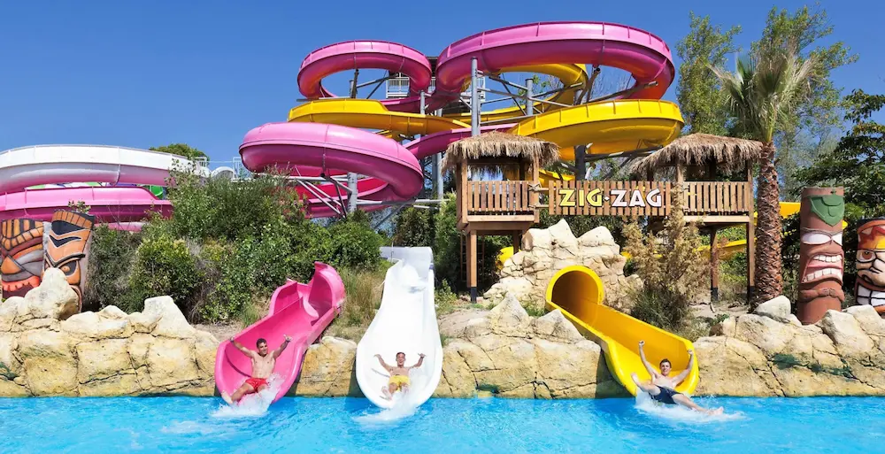 Imagen de los toboganes en Aquopolis